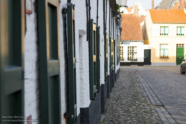 De Balstraat ligt op de grens van de schilderachtige Brugse parochie Sint-Anna en het Guido Gezellekwartier.  Als je er van houdt om buiten de betreden paden te wandelen, dan is deze Brugse volkswijk een absolute aanrader. Het 'Buiten de betreden paden van Brugge' wandelarrangement van B&B Emma zet je op de goede weg. Als stadsgids in opleiding en rasechte Bruggeling leer ik je graag de echte couleur locale kennen!