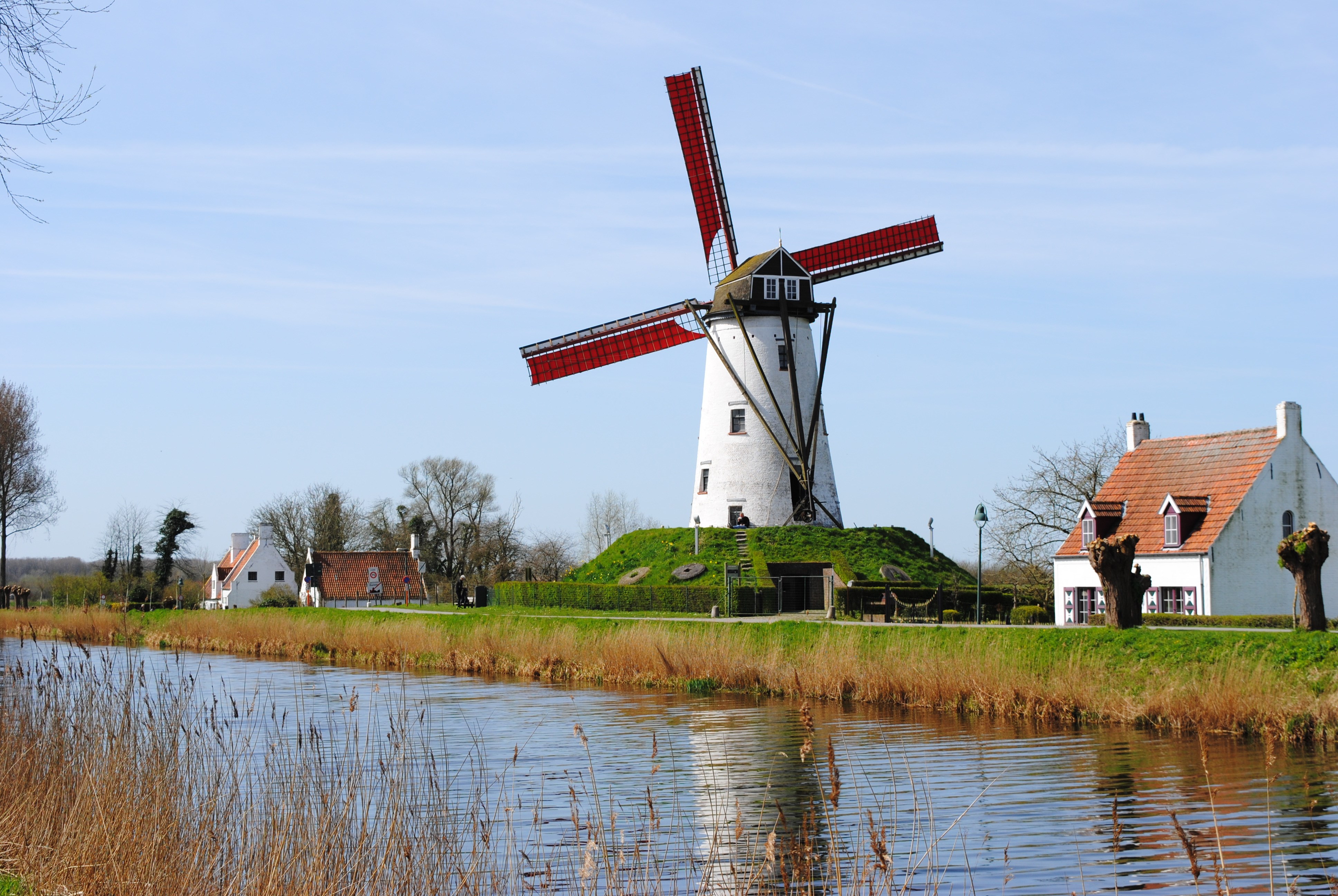 De Schellemolen langs de Damse Vaart in Damme is één van de meest gefotografeerde molens ter wereld. Op dezelfde plaats stond vroeger een houten molen, de Scellemeulen. Vandaag is de molen, gebouwd in 1867, eigendom van de Provincie West-Vlaanderen en beschermd als monument. De molen is open voor het publiek en ligt langs een mooie fietsroute tussen Brugge en de Belgische Oostkust. Zin om deze mooie regio te verkennen? Op www.bbe-emma.be  vind je een uitgewerkt fietsarrangement!