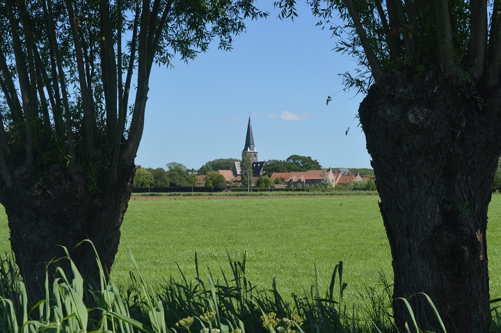 Vivenkapelle is een prachtig bewaard neogotisch kerkdorp. Het polderdorp ligt langs een van de vele fietsroutes van het Brugse Ommeland en is beslist de moeite waard om er even halt te houden en te genieten van het goed bewaarde dorpskarakter. Het polderlandschap van het noordelijke Brugse Ommeland is ronduit uniek en perfect voor een fietsvakantie of wandelvakantie! Combineer je jouw verblijf graag met een bezoek aan het middeleeuwse Brugge? B&B Emma heet je van harte welkom!